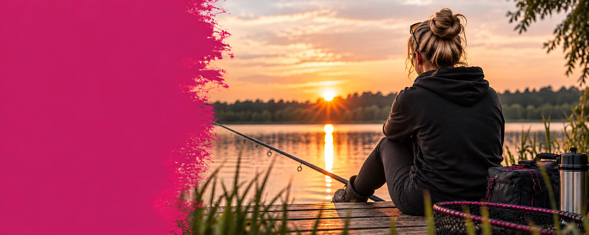 Anglerin im schwarzen Hoodie sitzt bei Sonnenuntergang mit ihrer Angel auf einem Steg am See